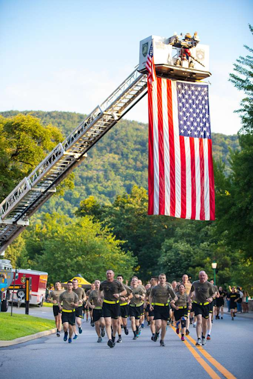 American Flag Hanging Vertically Meaning (& How To Do It Right ...